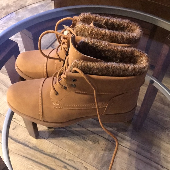 New with tags there about boots - Picture 3 of 4